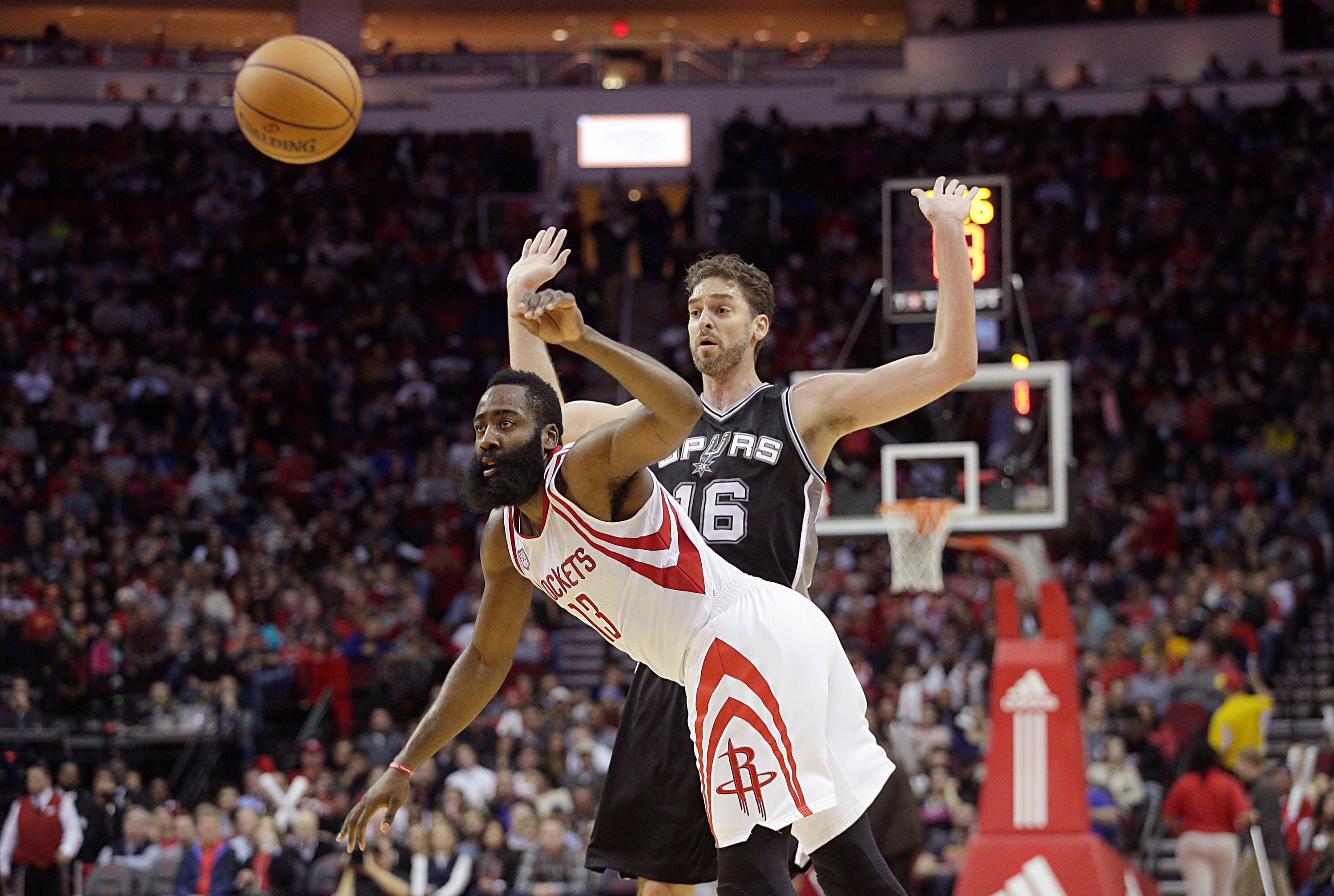 Un triple de Patty Mills da la victoria a los Spurs de Pau Gasol ante los Houston Rockets Un triple de Patty Mills da la victoria a los Spurs de Pau Gasol ante los Houston Rockets