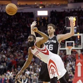 Pau Gasol disputa un balón con James Harden Pau Gasol disputa un balón con James Harden