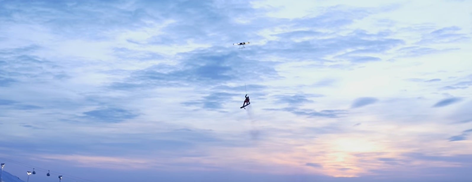 Lo nunca visto en deportes de invierno: ¡esquía y vuela con la ayuda de un dron! Lo nunca visto en deportes de invierno: ¡esquía y vuela con la ayuda de un dron!