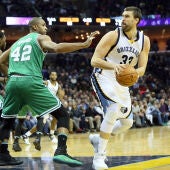 Marc Gasol se prepara para lanzar a canasta
