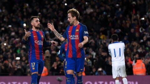 Rakitic celebra su gol de penalti contra el H&eacute;rcules con Alc&aacute;cer