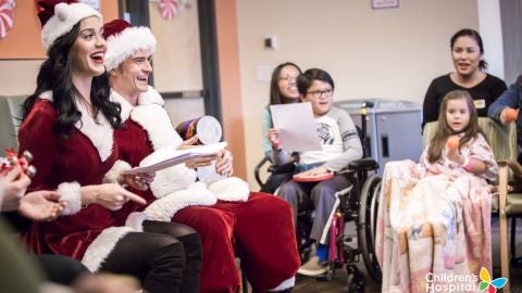 El momento de los villancicos con los ni&ntilde;os del Hospital Infantil de Los &Aacute;ngeles 