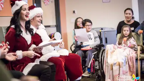 El momento de los villancicos con los niños del Hospital Infantil de Los Ángeles El momento de los villancicos con los niños del Hospital Infantil de Los Ángeles