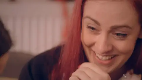 Emma Lawton, una diseñadora gráfica enferma de Parkinson Emma Lawton, una diseñadora gráfica enferma de Parkinson