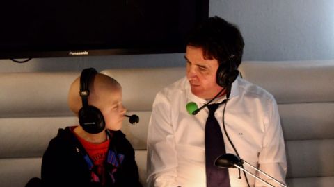 Jos&eacute; Ram&oacute;n de la Morena junto a uno de los ei&ntilde;os enfermos en la Cena Pirata de Esteb&aacute;n Granero