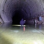 Túnel del metrotren de Gijón lleno de agua