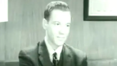 Ellery Schempp, el hombre que luchó contra la lectura obligatoria de la Biblia en EEUU Ellery Schempp, el hombre que luchó contra la lectura obligatoria de la Biblia en EEUU