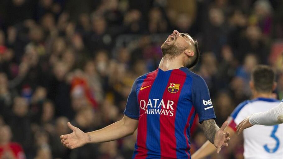 Alc&aacute;cer celebra con rabia su primer gol con el Bar&ccedil;a.