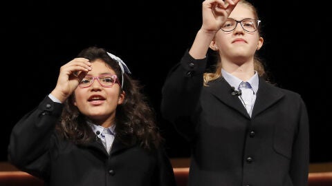 La dos niñas de San Ildefonso en el momento de cantar el Gordo