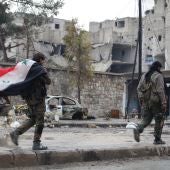 Soldados sirios en un barrio del este de Alepo