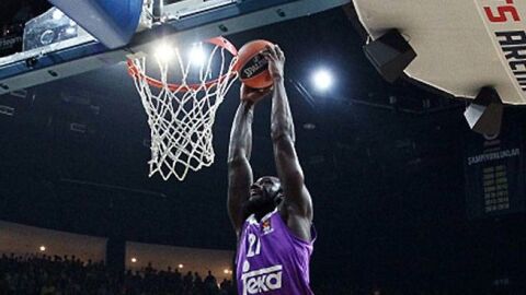 Hunter machaca el aro ante el Estrella Roja