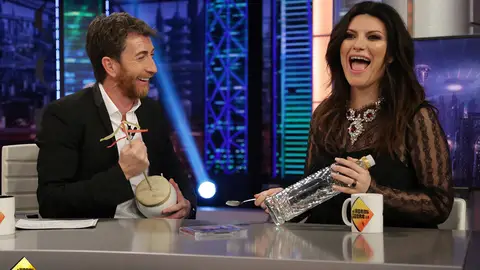 Laura Pausini aprende a tocar la zambomba de Pablo Motos LAURA PAUSINI EN 'EL HORMIGUERO 3.0'