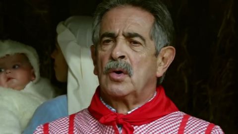 Frame 19.707272 de: El presidente c&aacute;ntabro Miguel &Aacute;ngel Revilla le canta un villancico a los barandas de la UE