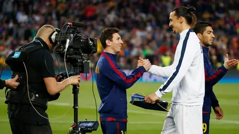 Messi e Ibrahimovic se dan la mano antes del comienzo del partido Messi e Ibrahimovic se dan la mano antes del comienzo del partido