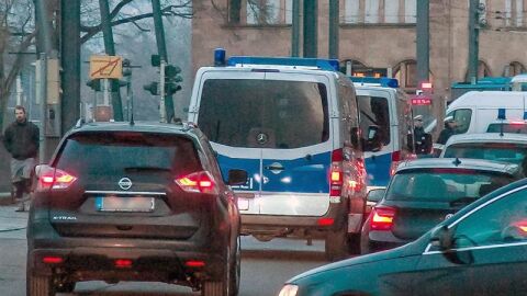 Veh&iacute;culos policiales aparcados delante de la estaci&oacute;n ferroviaria de Heilbronn, Alemania