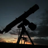 Dentro de todos los tipos de telescopio, el refractor es el más asequible Dentro de todos los tipos de telescopio, el refractor es el más asequible