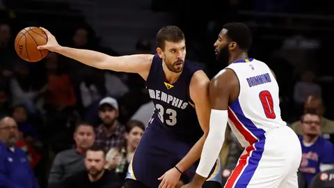 Marc Gasol observa la jugada ante la defensa de Drummond Marc Gasol observa la jugada ante la defensa de Drummond