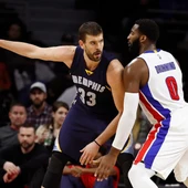 Marc Gasol observa la jugada ante la defensa de Drummond Marc Gasol observa la jugada ante la defensa de Drummond