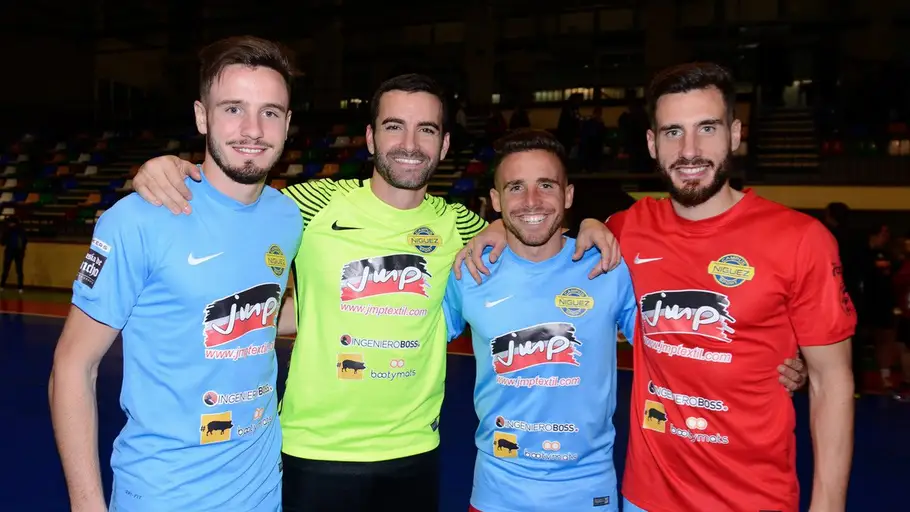 Los hermanos Saúl del Atlético, Jonathan del Alcoyano y Aarón del Tenerife, con Monserrate Hernández Los hermanos Saúl del Atlético, Jonathan del Alcoyano y Aarón del Tenerife, con Monserrate Hernández