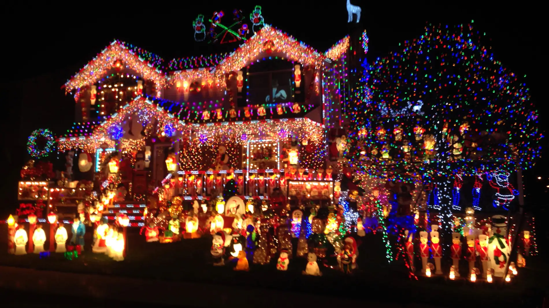 Casa con luces de Navidad