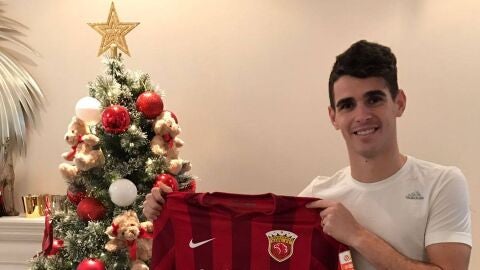 Oscar posa con la camiseta del Shanghai SIPG