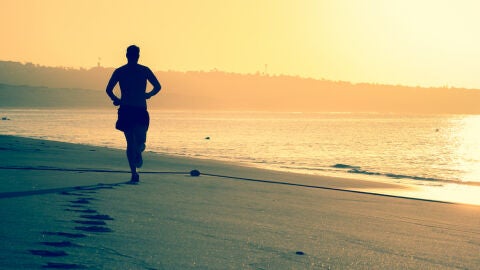 Un corredor descalzo por la playa