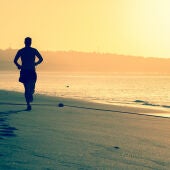 Un corredor descalzo por la playa