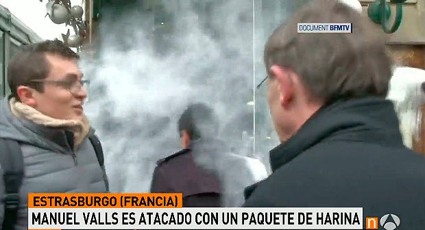 Manuel Valls, atacado con un paquete de harina Manuel Valls, atacado con un paquete de harina