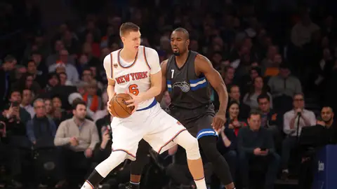 Porzingis postea ante la defensa de Ibaka Porzingis postea ante la defensa de Ibaka