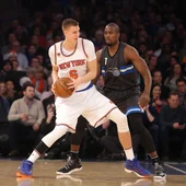 Porzingis postea ante la defensa de Ibaka Porzingis postea ante la defensa de Ibaka