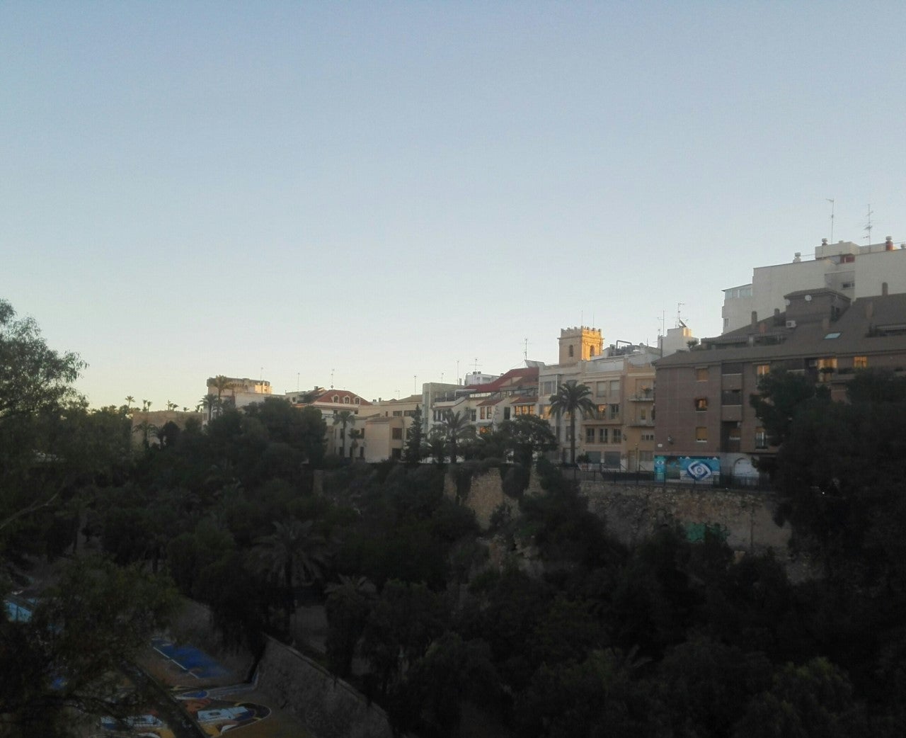 El cielo despejado en Elche, preámbulo de un fin de semana de Navidad soleado El cielo despejado en Elche, preámbulo de un fin de semana de Navidad soleado