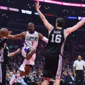 Pau Gasol intenta defender a Chris Paul Pau Gasol intenta defender a Chris Paul