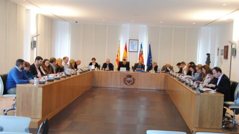 L'ajuntament aprova una nova partida per a liquidar factures a prove&iuml;dors.