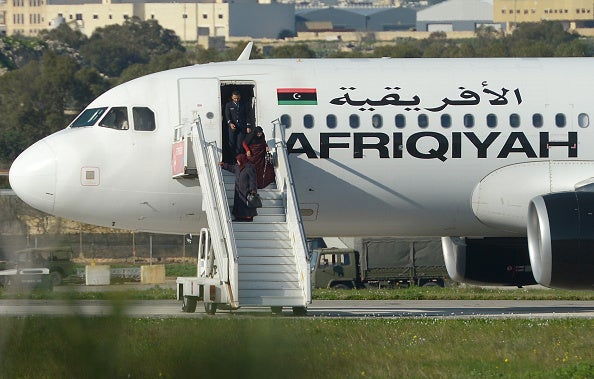 Liberado un segundo grupo de pasajeros del avión secuestrado y desviado a Malta Liberado un segundo grupo de pasajeros del avión secuestrado y desviado a Malta