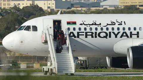 Un grupo de pasajeros sale del avión libio secuestrado y desviado a Malta Un grupo de pasajeros sale del avión libio secuestrado y desviado a Malta