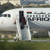Un grupo de pasajeros sale del avión libio secuestrado y desviado a Malta