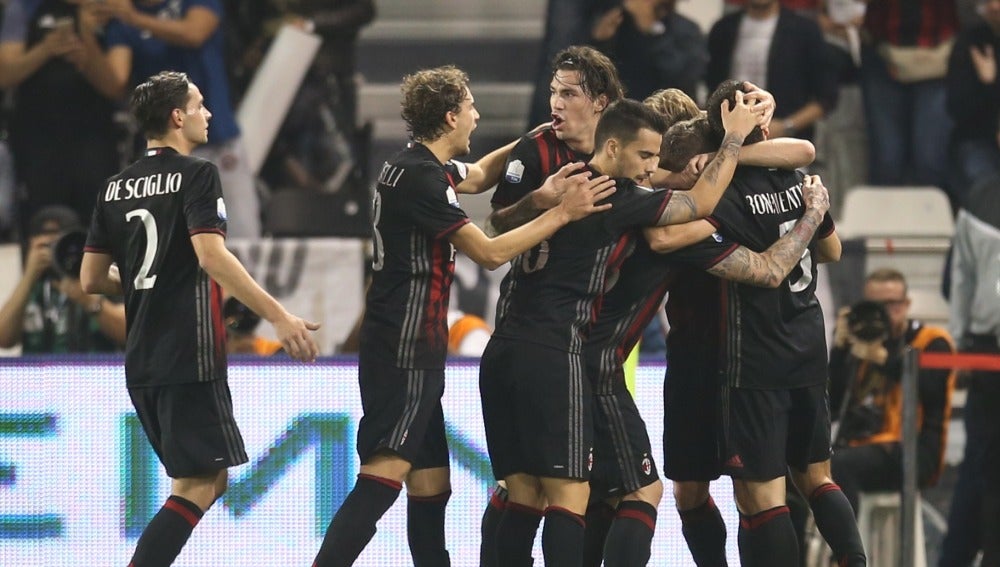 El Milan celebra su triunfo en la Supercopa de Italia sobre la Juventus