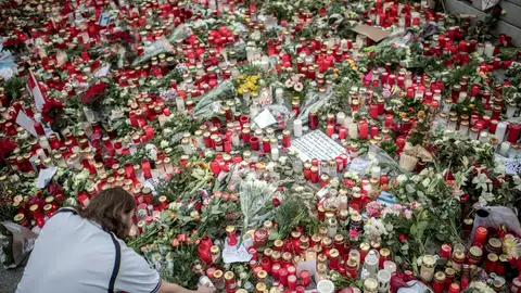 En recuerdo de las víctimas del terrorismo (23-12-2016) Un hombre enciende una vela más en un altar improvisado repleto de flores, velas y mensajes en recuerdo de las víctimas del atentado de en Berlín (Alemania),