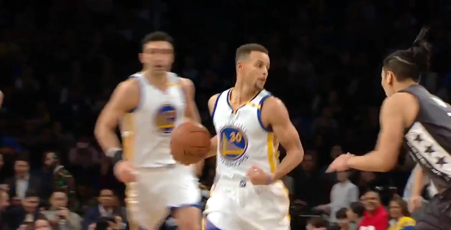 A Stephen Curry se le cae el protector bucal en plena jugada, pero lo que consigue hacer no tiene nombre A Stephen Curry se le cae el protector bucal en plena jugada, pero lo que consigue hacer no tiene nombre