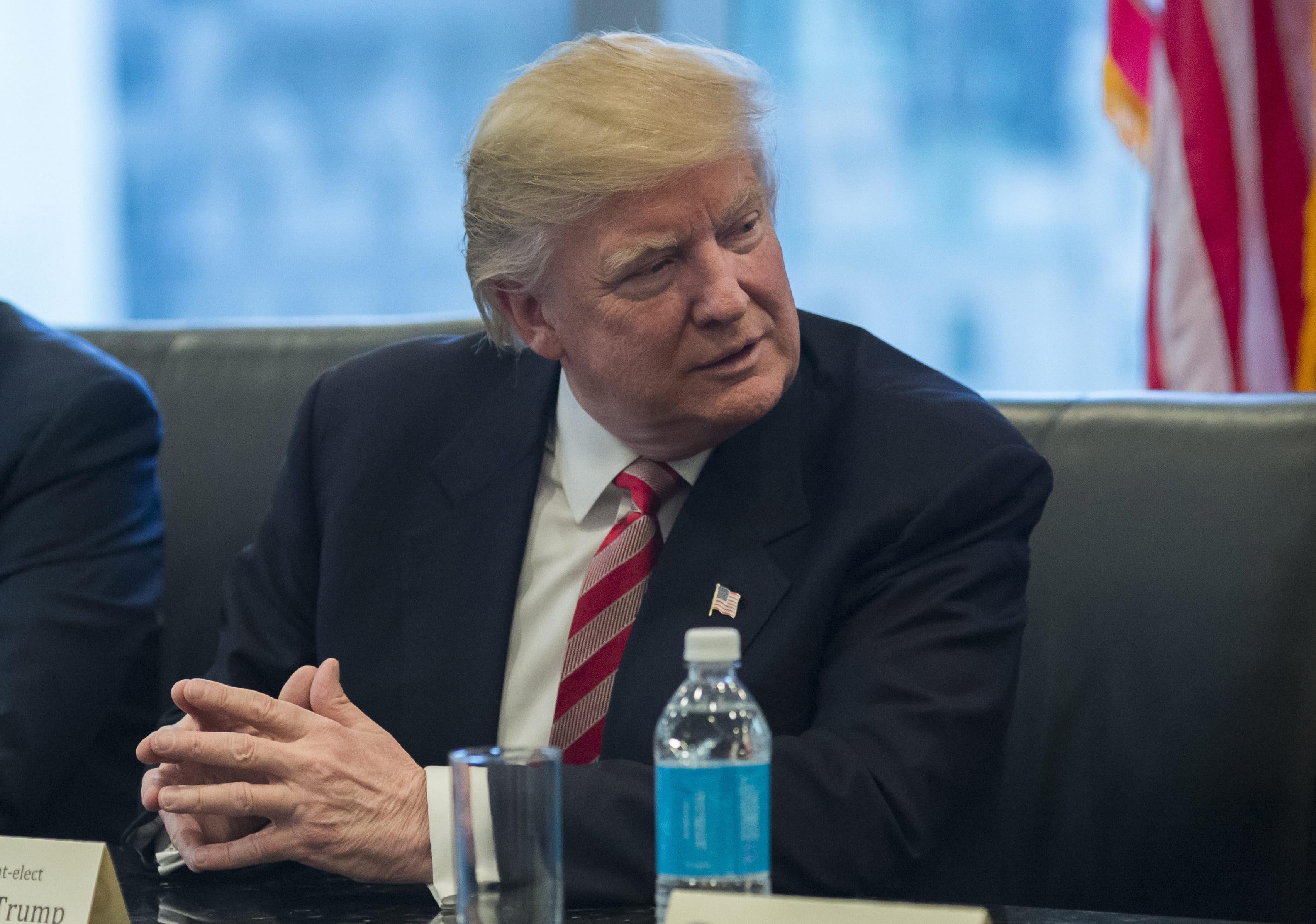 Donald Trump sopesa que EEUU sea quien pague el muro en la frontera con México Donald Trump sopesa que EEUU sea quien pague el muro en la frontera con México