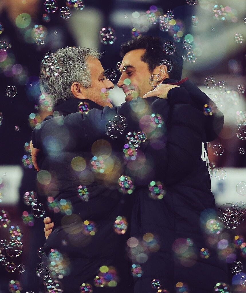 El efusivo abrazo entre Mourinho y Arbeloa en su reencuentro antes del West Ham - United El efusivo abrazo entre Mourinho y Arbeloa en su reencuentro antes del West Ham - United