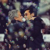 Mourinho y Arbeloa se funden en un abrazo antes del partido