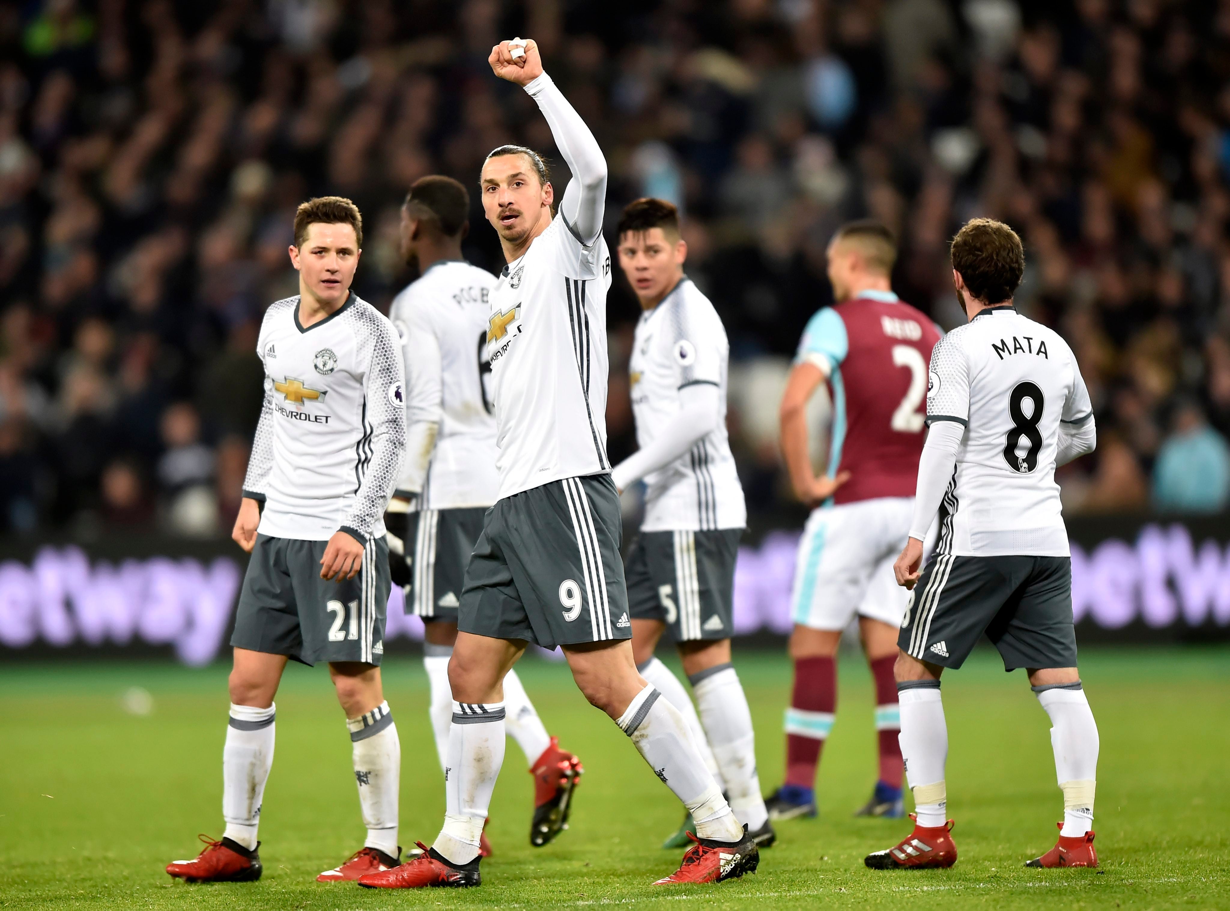 Mata e Ibrahimovic alargan la racha del United tras ganar al West Ham con polémica Mata e Ibrahimovic alargan la racha del United tras ganar al West Ham con polémica