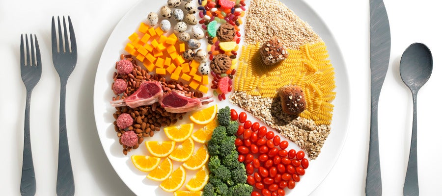 Alimentación rica en frutas, verduras, proteínas e hidratos de carbono limpios Alimentación rica en frutas, verduras, proteínas e hidratos de carbono limpios