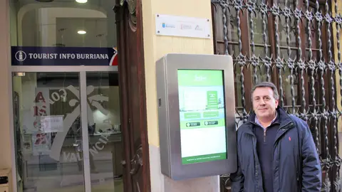 El máximo responsable del área turística en la ciudad, Santiago Zorío, reconoce que muy importante poder ofrecer la información turística de forma cercana. PANTALLA TURISMO BORRIANA