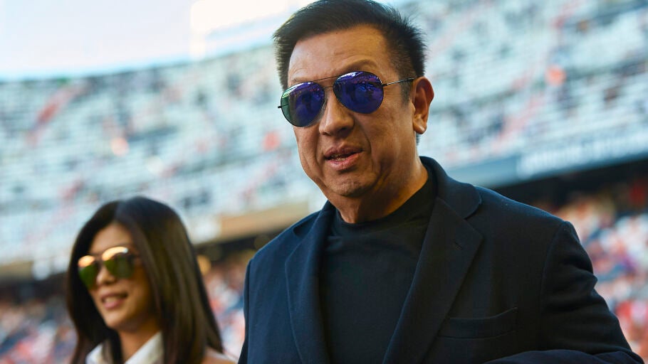 Peter Lim en el campo de Mestalla