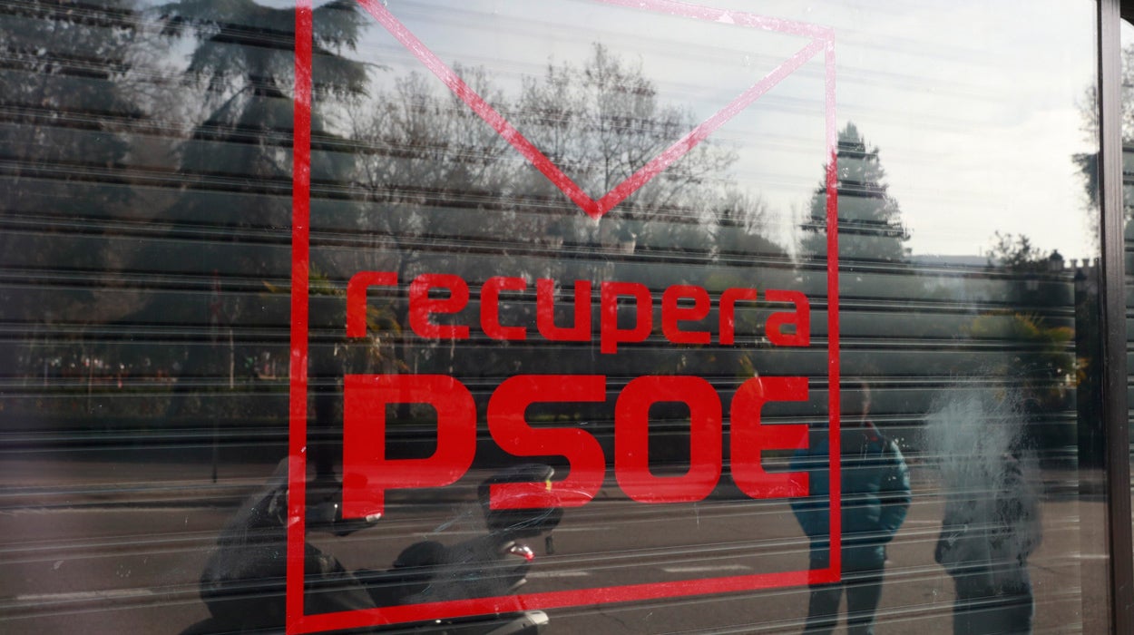 Los críticos abrirán el local de Ferraz aunque retiran la palabra "PSOE" Los críticos abrirán el local de Ferraz aunque retiran la palabra "PSOE"