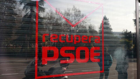Cr&iacute;ticos del PSOE alquilan un local en Ferraz para promover la afiliaci&oacute;n