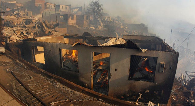 Un centenar de viviendas arrasadas y más de 400 evacuados por un gran incendio forestal a las afueras de Valparaíso Un centenar de viviendas arrasadas y más de 400 evacuados por un gran incendio forestal a las afueras de Valparaíso