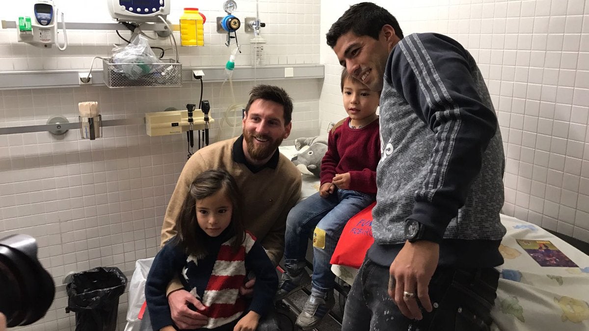El Barça reparte ilusión en varios hospitales tras su multitudinario entrenamiento de Navidad El Barça reparte ilusión en varios hospitales tras su multitudinario entrenamiento de Navidad